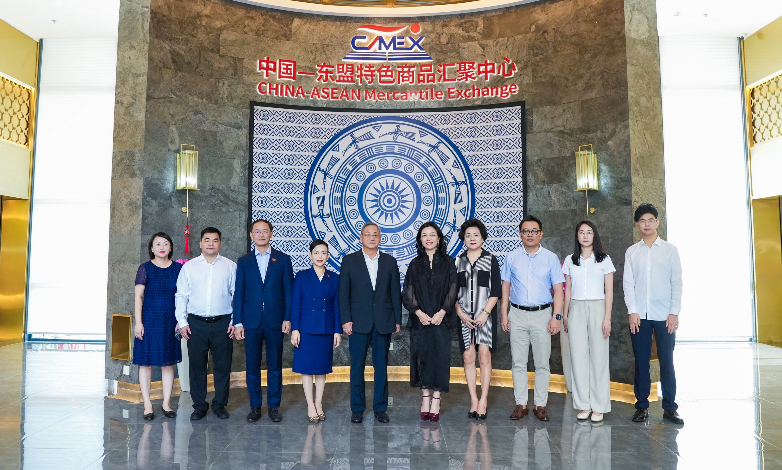 柬埔寨RCEP產(chǎn)業(yè)合作委員會(huì)及柬埔寨國(guó)際商會(huì)青年發(fā)展處一行到匯聚中心、水果交易中心參觀(guān)考察