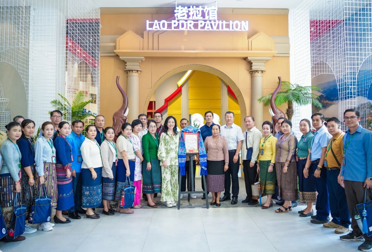 老撾建國(guó)陣線(xiàn)中央副主席、紀(jì)委書(shū)記希帕占&middot;南塔馮薩率團(tuán)到中新物流園、匯聚中心參觀(guān)考察